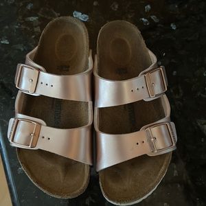 Girls Birkenstock in rose gold.